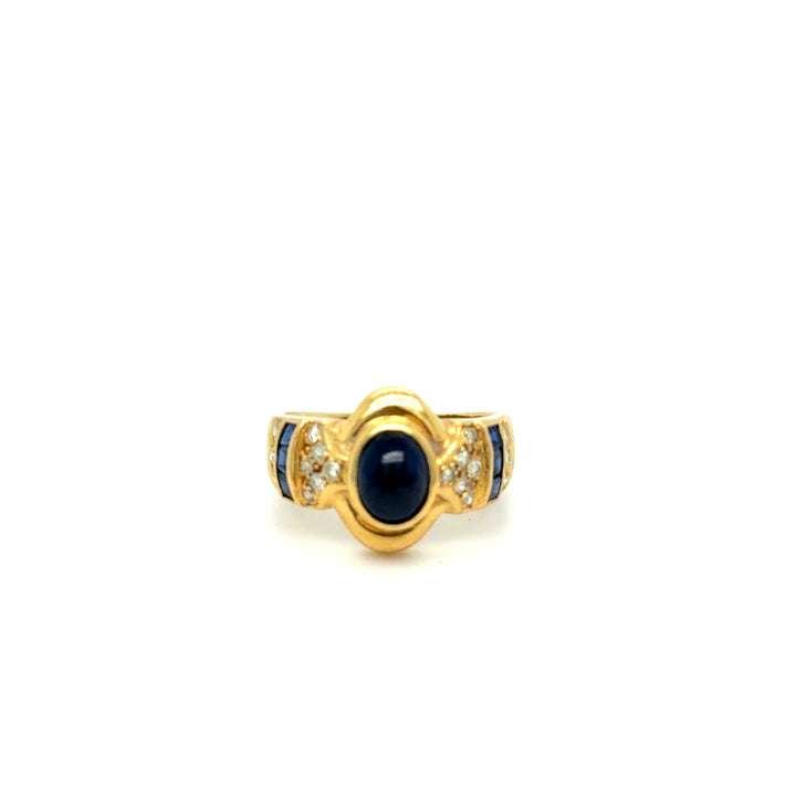 Bague en or jaune 18k, saphir cabochon et diamants – Époque 1980
