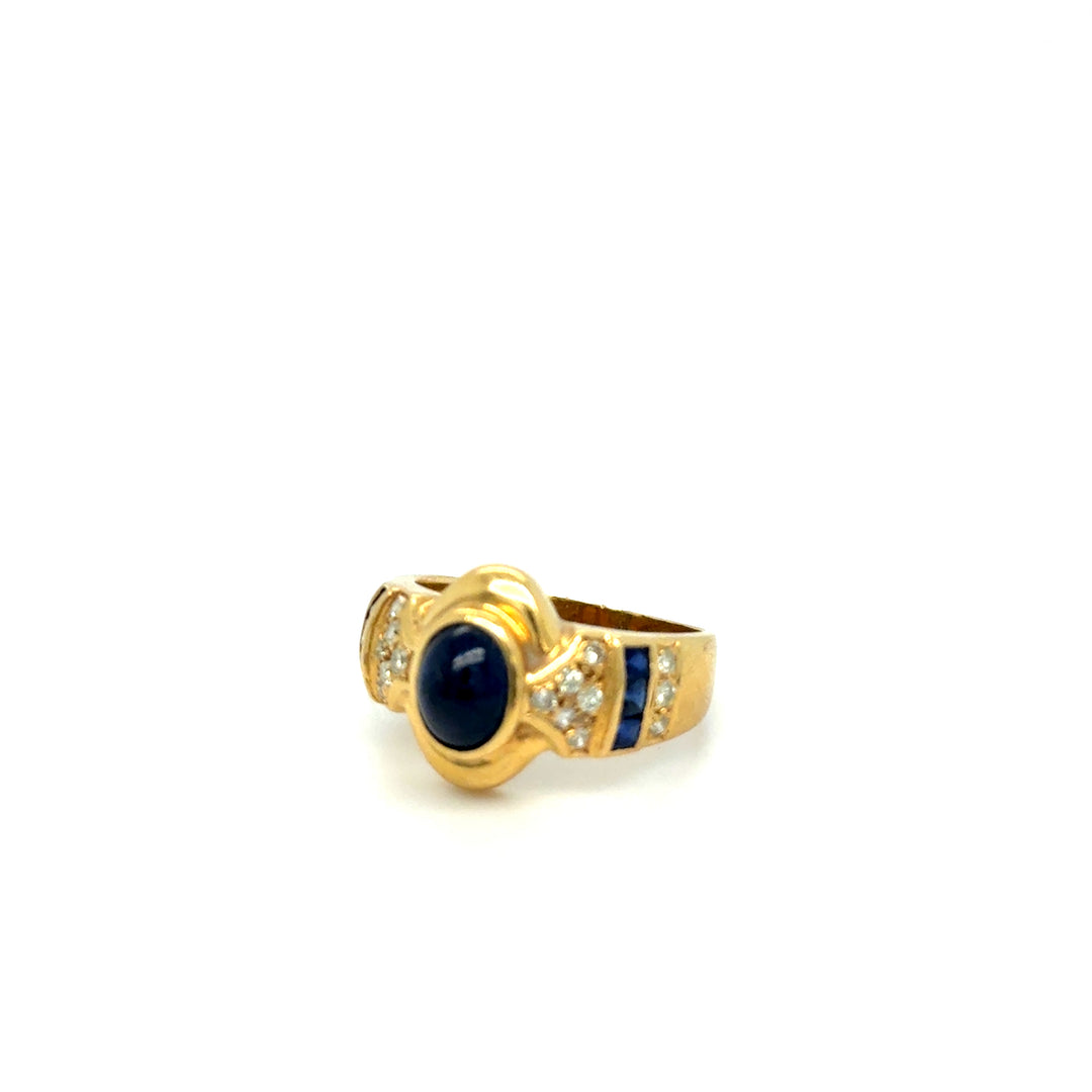 Bague en or jaune 18k, saphir cabochon et diamants – Époque 1980