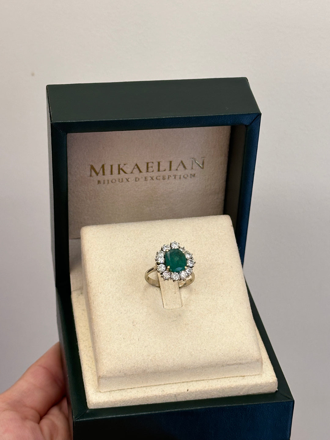 Bague marguerite émeraude diamants en or blanc