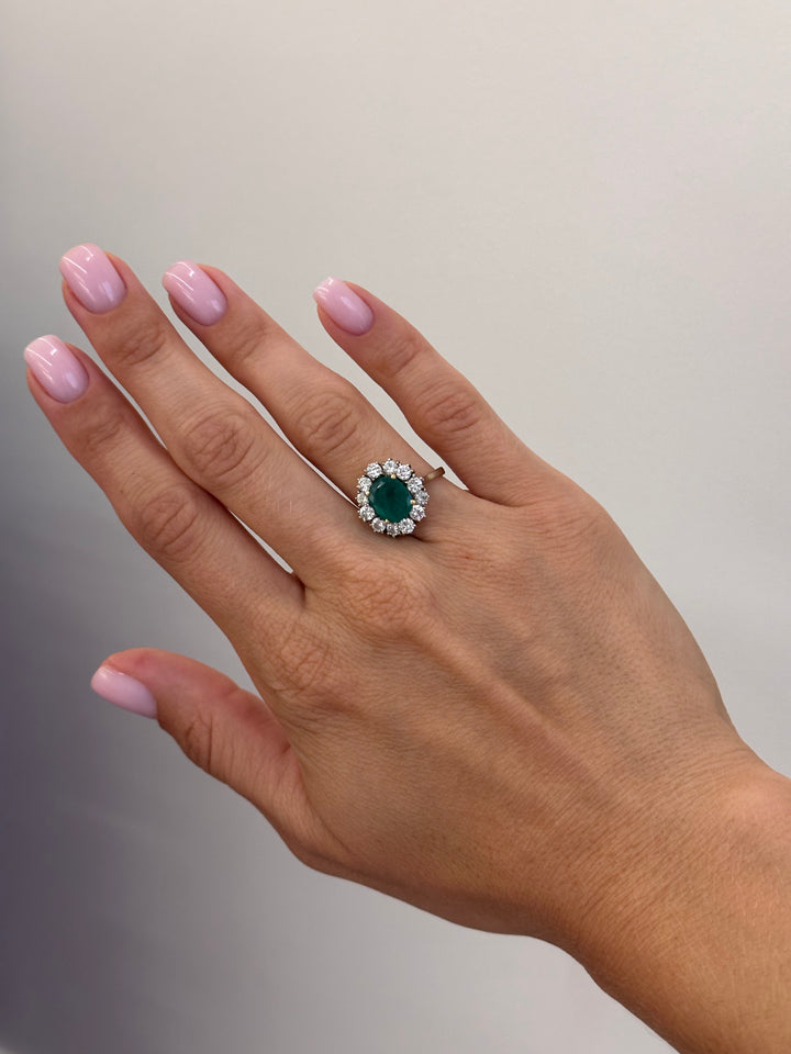 Bague marguerite émeraude diamants en or blanc