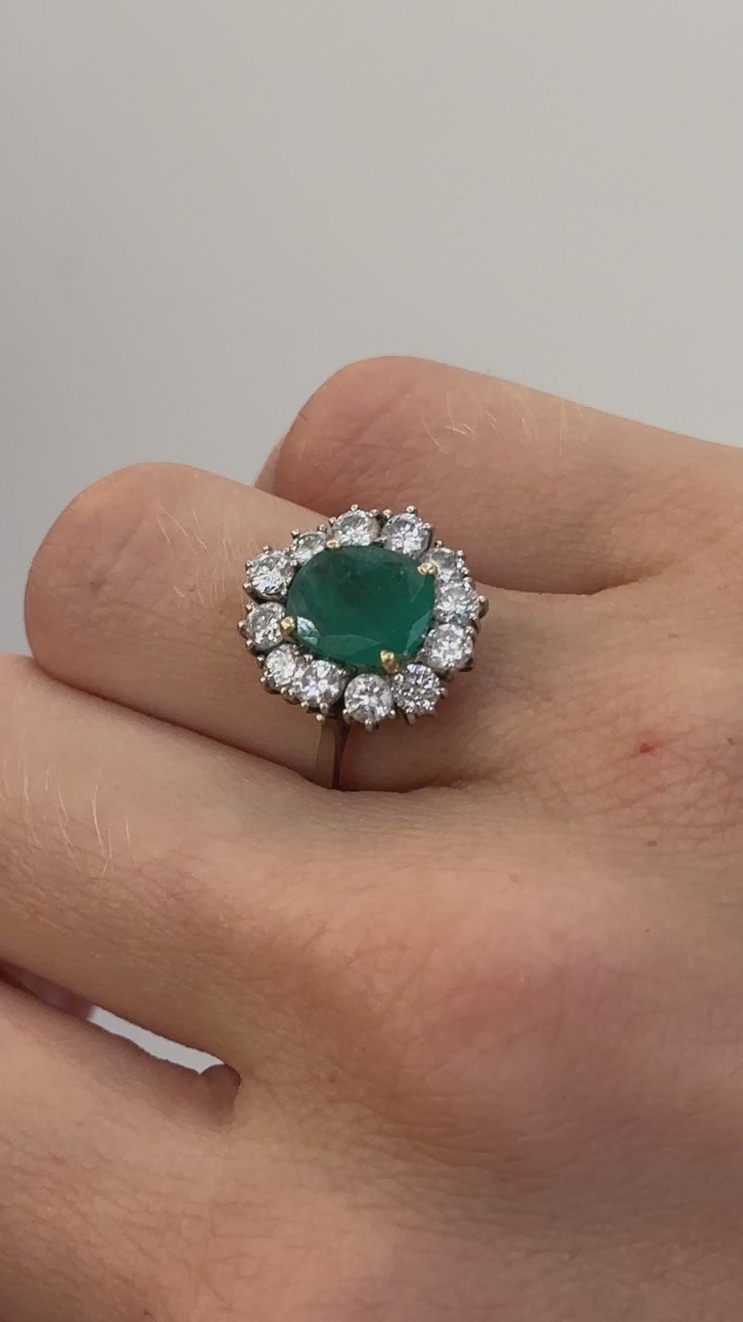 Bague marguerite émeraude diamants en or blanc
